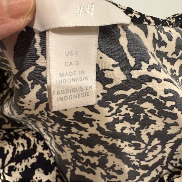 H&M Patterned Blouse Wide Long Sleeves Short Black & Cream Women’s Size Large - Picture 11 of 15